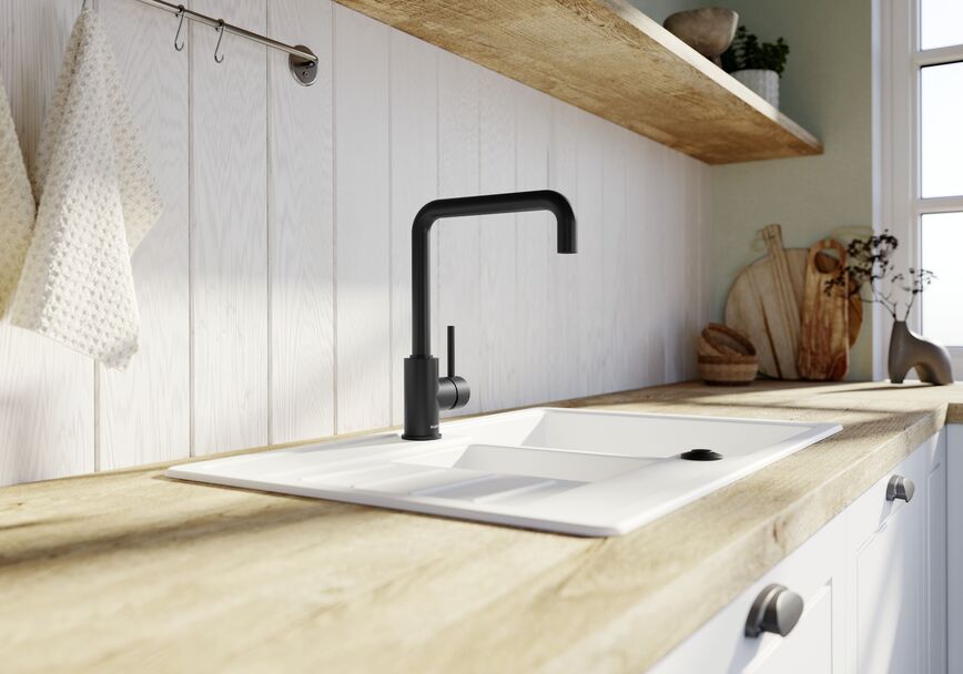 weißes Waschbecken mit Holzplatte