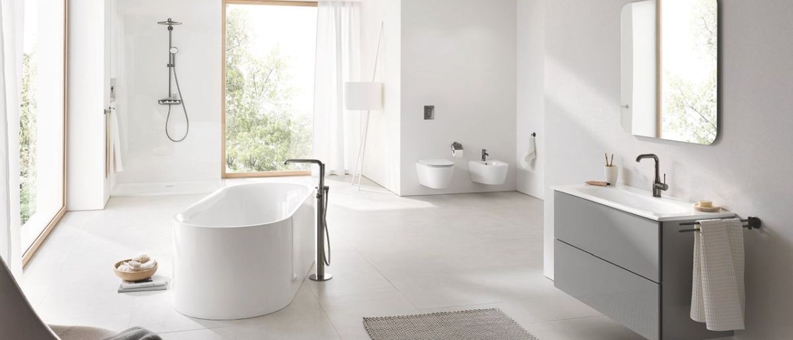 Modernes Bad in hellen Farben