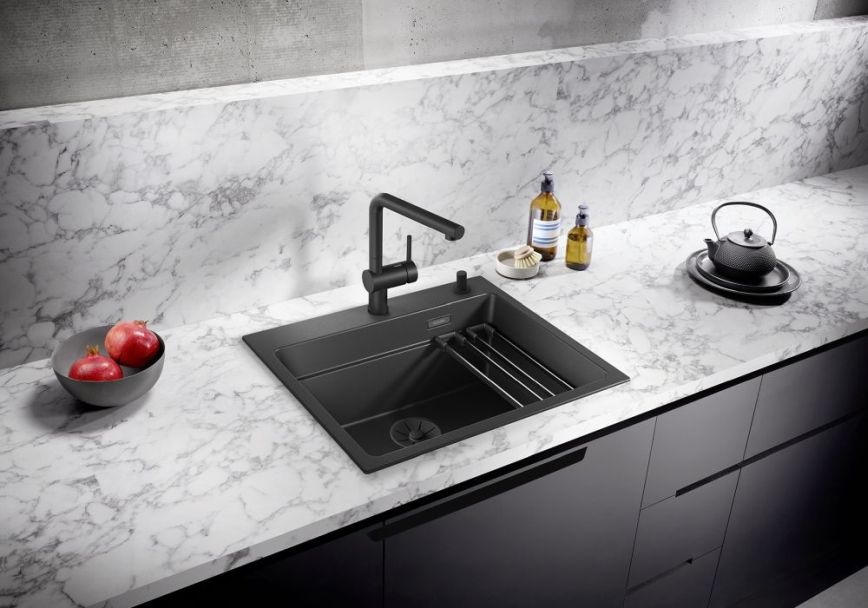 žulový dřez v mramorové pracovní desce