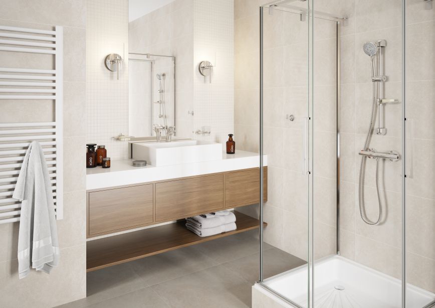 nástěnné lampy vedle zrcadla v koupelně